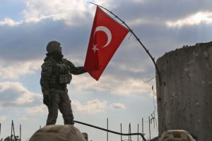 L'intervento dell’esercito della Turchia in Siria, con lo sconfinamento nella regione settentrionale di Afrin iniziato lo scorso 20 gennaio, ha segnato l'inizio di un nuovo periodo nella politica estera turca. I rapporti sul campo indicano come l'esercito turco e i suoi alleati, composti prevalentemente da militanti del sedicente Stato islamico e del Fronte Al-Nusra, siano riusciti a conquistare l'enclave di Afrin dopo due mesi di battaglia, definita asimmetrica dall’agenzia stampa sciita “AhluBayt” (Abna). Il presidente turco Recep Tayyip Erdogan ha recentemente annunciato che è giunto il momento per la seconda fase dell’Operazione Olive Branch, il cui obiettivo è quello di conquistare altre città a maggioranza curda come Manbij, Tell Abyad, Hasakah e Kobane. La domanda è ora se il leader della Turchia riuscirà a realizzare gli obiettivi militari in Siria in seguito alle minacce interventiste che in questi ultimi giorni arrivano dal presidente degli Usa Donald Trump e dalla Francia di Emmanuel Macron. Mentre Erdogan non mostra segni di voler interrompere le sue operazioni nel prossimo futuro nei paesi limitrofi, viene in mente una serie di domande: il leader turco riuscirà a realizzare i suoi obiettivi? Inoltre, quali questioni dovrebbero essere prese in considerazione nell'analisi dei vari obiettivi e aspetti dell'aggressione turca? Rispondere alle domande prende in considerazione gli obiettivi di Erdogan e anche le equazioni regionali e internazionali. Questo può facilitare disegnare una prospettiva per il futuro. Il ruolo della Turchia nella repressione dei curdi siriani Il confine tra Turchia e Siria conta di ben 930 chilometri e prima della cattura di Afrin, almeno 800 chilometri di frontiera erano controllati dai curdi siriani. Questa è una delle motivazioni che ha spinto Erdogan a definire l’operazione Olive Brach come propedeutica per garantire la sicurezza nazionale. La Turchia sta affrontando inoltre il problema dei numerosi rifugiati siriani: i campi profughi turchi ospitano infatti circa tre milioni di sfollati siriani. La sistemazione dei rifugiati nelle aree catturate rappresenta per Ankara un duplice vantaggio: da un lato, può eliminare gli enormi costi legati al mantenimento dei campi sul suo territorio e, dall'altro, può cambiare il rapporto demografico del nord a suo vantaggio in quanto i curdi perderanno la maggioranza e, con essa, la capacità di perseguire incisivamente l'indipendenza. I piani di Erdigan e della Turchia potrebbero trovare però degli ostacoli. In primo luogo il presidente turco ha bisogno del sostegno degli Stati Uniti per portare avanti con successo i suoi piani. Inoltre le politiche espansive di Erdogan dell’Asia occidentale potrebbero essere ridimensionate dall’intervento di Russia e l'Iran, fedeli alleati della Siria. Ipotesi che potrebbe mettere in pericolo la cooperazione del trio sull'iniziativa di pace di Astana, ormai sempre più sbiadita e lontana in vista dei recenti venti di guerra che soffiano sul territorio siriano.