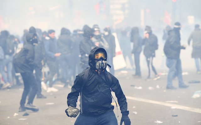scontri a parigi